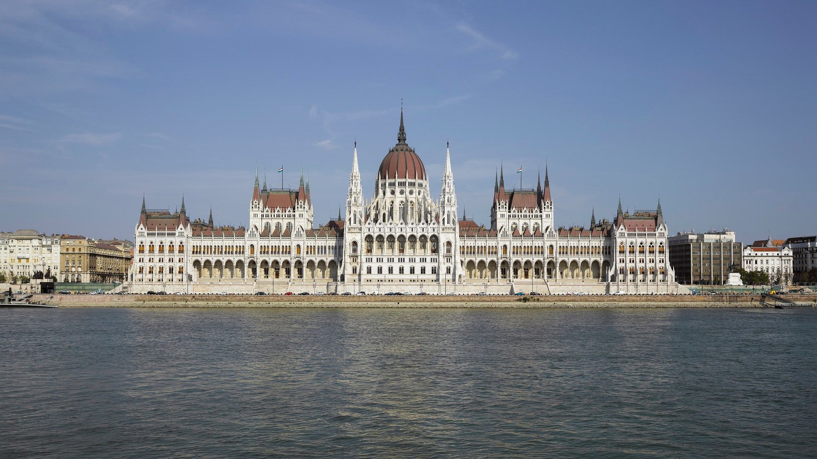 A Magyar Országház a Duna partján, Budapesten, alkonyatkor